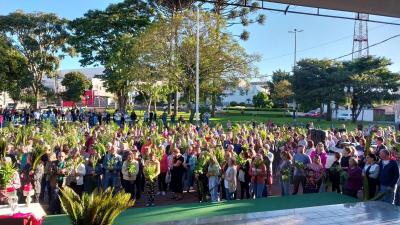 CelebraÃ§Ã£o de Domingo de Ramos em Laranjeiras do Sul reuniu centenas de fiÃ©is